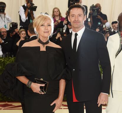 Deborra-lee Furness y su esposo Hugh Jackman siguieron el protocolo de la gala pero de manera sobria.