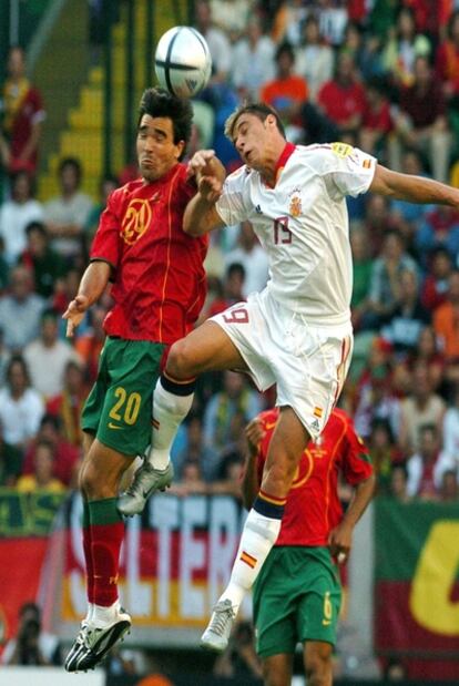 Deco y Joaquín disputan un balón en la Eurocopa de Portugal 2004.