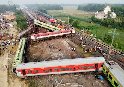 Un drone fotografía el lugar del accidente, este sábado en Balasore. 