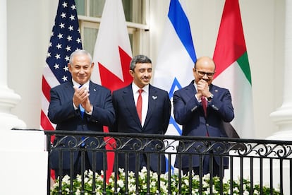 La Casa Blanca, en Washington (EE UU), fue el escenario elegido por parte del presidente israelí, Benjamin Netanyahu, el ministro de Exteriores de Baréin, Abdullatif bin Rashid Al Zayani, y su homólogo de Emiratos Árabes, Sheikh Abdullah bin Zayed Al Nahyan, para la firma de los Acuerdos de Abraham. Estos, promovidos y auspiciados por EE UU a falta de dos meses para las elecciones presidenciales, buscan normalizar las relaciones entre estos tres países y fomentar la estabilidad en Oriente Próximo. 