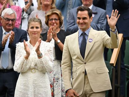 Federer, al igual que Middleton, hizo gala de un estilo clásico y absolutamente adecuado a los códigos de Wimbledon. Combinó su traje ocre de Ralph Lauren con una impecable camisa de rayas y una corbata azul marino. El estilo de la estrella del tenis no se ha resentido en salto de la cancha a la grada: más bien todo lo contrario.