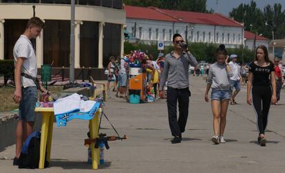 Unos paseantes en Kerch (Crimea) el pasado 21 de julio.