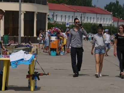 Unos paseantes en Kerch (Crimea) el pasado 21 de julio.