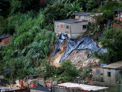 Rescue workers search the site of a mudslide, after heavy rains at Vila Ideal neighborhood in Belo Horizonte, Minas Gerais state, Brazil January 24, 2020. REUTERS/Cristiane Mattos