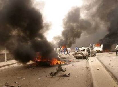Vehículos en llamas tras un atentado en Kirkuk, a unos 250 kilómetros al norte de Bagdad, el 16 de julio pasado.