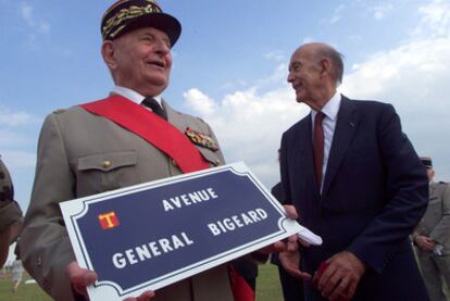 Marcel Bigeard, con la placa de la avenida con su nombre en Toul, y Valéry Giscard d&#39;Estaing, en 1999.