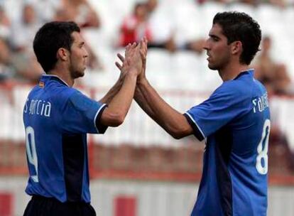 Luis García celebra su gol con Raúl García.