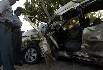 Elementos de la Policía Nacional dominicana inspeccionan un automóvil tras un accidente vial en Santo Domingo, en una fotografía de archivo.