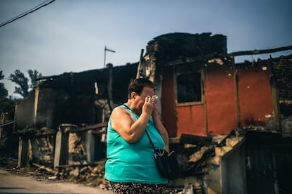 Una vecina de la aldea gallega de Alix llora el 20 de julio tras ver las viviendas quemadas por el incendio forestal.  
