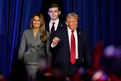 Donald Trump, acompañado de su esposa Melania y su hijo Barron, se dispone a hablar a sus seguidores en Palm Beach, Florida. 