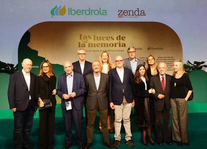 El escritor y académico Arturo Pérez-Reverte y Julián Martínez-Simancas, adjunto al presidente de Iberdrola, presentaron ayer el libro Las luces de la memoria. Relatos de España en la historia de Europa, editado por Zenda con patrocinio de la compañía energética. El volumen, en el que han participado destacadas figuras del panorama literario español, compila tanto ficciones como relatos históricos, que viajan desde Fernando I de León a la emigración durante la dictadura de Franco.