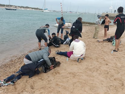 Inmigrantes atendidos en la playa al presentar síntomas de ahogamiento, este miércoles en Chiclana (Cádiz).