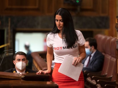 Carla Toscano, con una camiseta contra el movimiento Me Too, en la tribuna del Congreso en octubre de 2021.