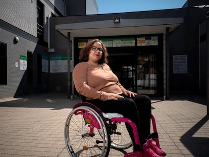 Tamara Villafranca, a las puertas de la residencia en la que vive, en Cáceres, el 6 de mayo.