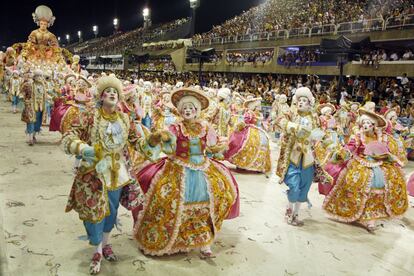 Desfile del carnaval con trajes históricos en el sambódromo de Río de Janeiro.
