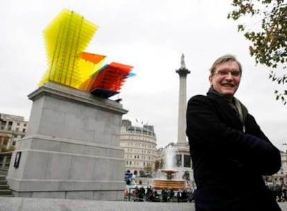 Thomas Schütte, en Trafalgar Square junto a su escultura <i>Modelo para hotel. </i>