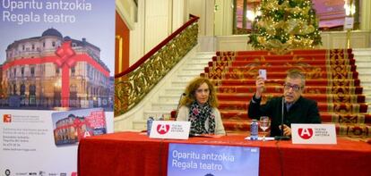 El director del Arriaga, Emilio Sagi, muestra una tarjeta-regalo, junto a la concejala de Cultura, Ibone Bengoetxea.