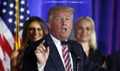 Donald Trump mira fijamente el 'teleprompter' para leer su discurso el martes.