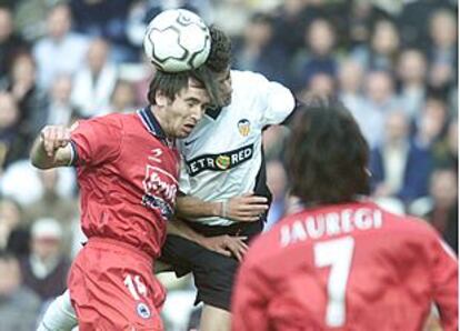 Aimar, a la derecha, salta con Rekarte ayer en Mestalla.