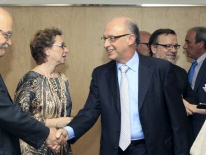 Andreu Mas-Colell, saluda a Crist&oacute;bal Montoro l inicio de la reuni&oacute;n.