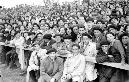 Aficionados en las gradas de San Juan, a principios de los años 30. / ZARAGÜETA (MUSEO DE NAVARRA)