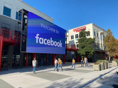 Empleados de Facebook caminan en las instalaciones de la compañía en Menlo Park, en noviembre de 2019.