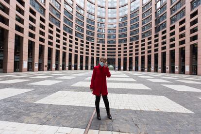 Anne Sander en la Eurocámara. Es una de las pocas eurodiputadas que sigue asistiendo cada semana a su despacho en la sede de Estrasburgo.  