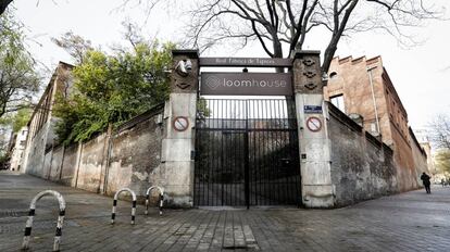 Fachada de la Real F&aacute;brica de Tapices, en la calle de Fuenterrab&iacute;a.