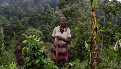 Una mujer labra la tierra en Ntenga, Tanzania.