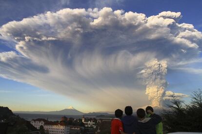 A região onde se situa o Calbuco é conhecida por ser um das maiores áreas turísticas nacionais, justamente por ser rodeada de montanhas e lagos.