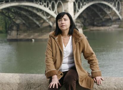 María Dolores Gavilán Sánchez, en el puente de Triana de Sevilla.