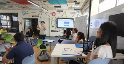 Un grupo de profesores aprende a usar las instalaciones tecnológicas de la Hiperaula de la Complutense.