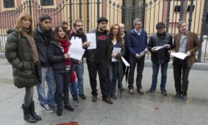 Los representantes de los profesionales de la cultura antes de entregar la carta en San Telmo.