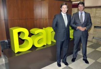 El presidente de Bankia, José Ignacio Goirigolzarri (i), acompañado por el director territorial Norte II, David González (d), posan hoy en la sede central de Bankia en Segovia.