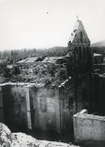 Vista del claustro en una imagen de la primera mitad del siglo XX. Peridis ha escrito en 'Hasta una ruina puede ser una esperanza', la historia del monumento.