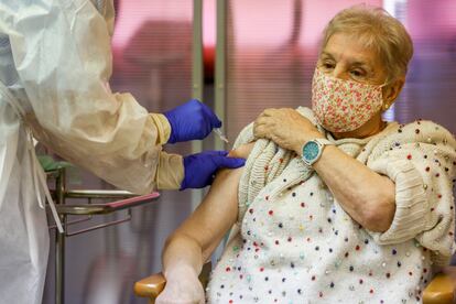 María es vacunada en la residencia de mayores Vallecas durante el primer día de vacunación contra la Covid-19 en España.