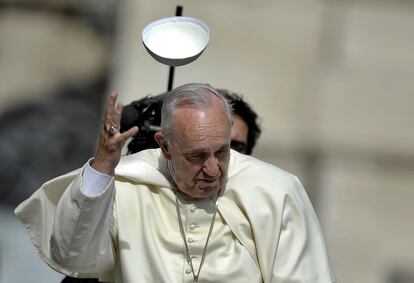 El papa Francisco pierde el solideo por culpa de una ráfaga de viento durante la audiencia semanal en la Plaza de San Pedro del Vaticano. El pontífice ha indicado que la Iglesia católica está dispuesta a celebrar la Semana Santa en una 'fecha fija' que podría ser la segunda semana de abril, coincidiendo el día de Pascua con el segundo domingo de este mes.