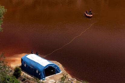 Oficiales de la policía forense de Chipre registran el lago Rojo en la aldea de Mitsero, al suroeste de la capital, Nicosia. La policía recuperó los restos de una cuarta víctima de un presunto asesino en serie en Chipre, donde la búsqueda de cadáveres continuó en el 29 de abril después de una serie de asesinatos espeluznantes que han impactado a la isla mediterránea. La policía informó de que los restos de la mujer fueron hallados el domingo en una maleta en el fondo de un lago tóxico junto a una mina en desuso al suroeste de la capital. El sospechoso, un oficial del ejército grecochipriota de 35 años, supuestamente confesó haber matado a cinco mujeres extranjeras y dos de sus hijas en una ola de delitos que pasó inadvertida durante casi tres años.