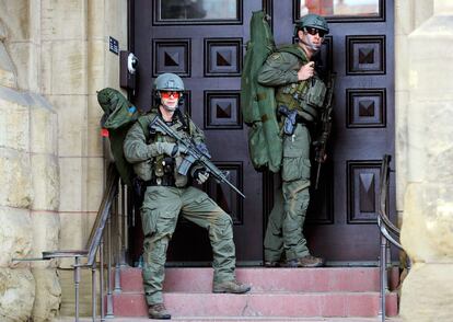 Miembros de la Policía Real de Canadá atienden al aviso de un tiroteo registrado frente al Parlamento en Ottawa.