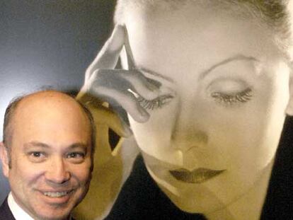 Scott Reisfeld posa junto a una fotografía de su tía Greta Garbo en donde ella muestra gran elegancia.