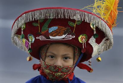 Un niño disfrazado durante el desfile de este sábado de Día de Muertos