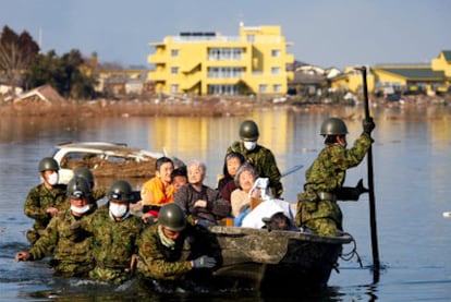 Militares ayudan en la evacuación de supervivientes en Minami Sanriku, en la prefectura de Miyagi.