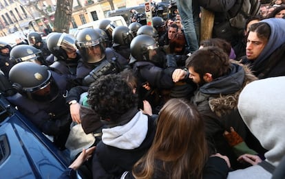 Entre gritos de "vergüenza" y "no toleramos ni un desahucio más", se hizo efectivo el desahucio de las vecinas de Lavapiés Pepi, Rosi, Juani y Mayra de sus hogares en Argumosa 11.