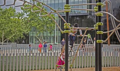 Dos niños juegan en un parque infantil en la plaza André Malraux.