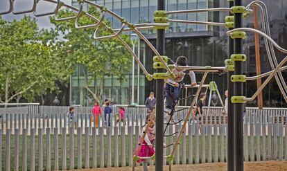 Dos ni&ntilde;os juegan en un parque infantil en la plaza Andr&eacute; Malraux.