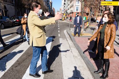 Mañueco y Ayuso, en una calle de Valladolid antes de participar en una comida-mitin con afiliados del partido.