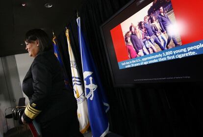 Regina Benjamin, responsable de salud pública, durante su comparecencia en Washington: "El tabaco entre los jóvenes es una epidemia"