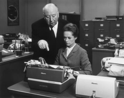 El director de cine Alfred Hitchcock dirige a la actriz Tippi Hedren en el rodaje de 'Marnie', en 1964.
