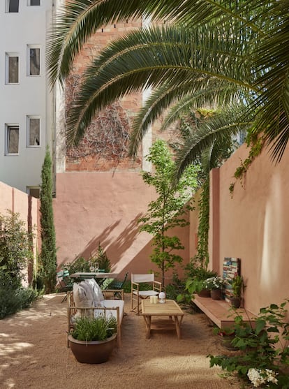 La escalera es de madera de roble rechapado de zebrano.