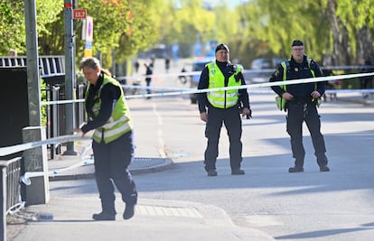 Agentes de policía, este miércoles en el lugar en el que se registró el tiroteo el martes: la plaza Vaksala, en el centro de Upsala (Suecia).